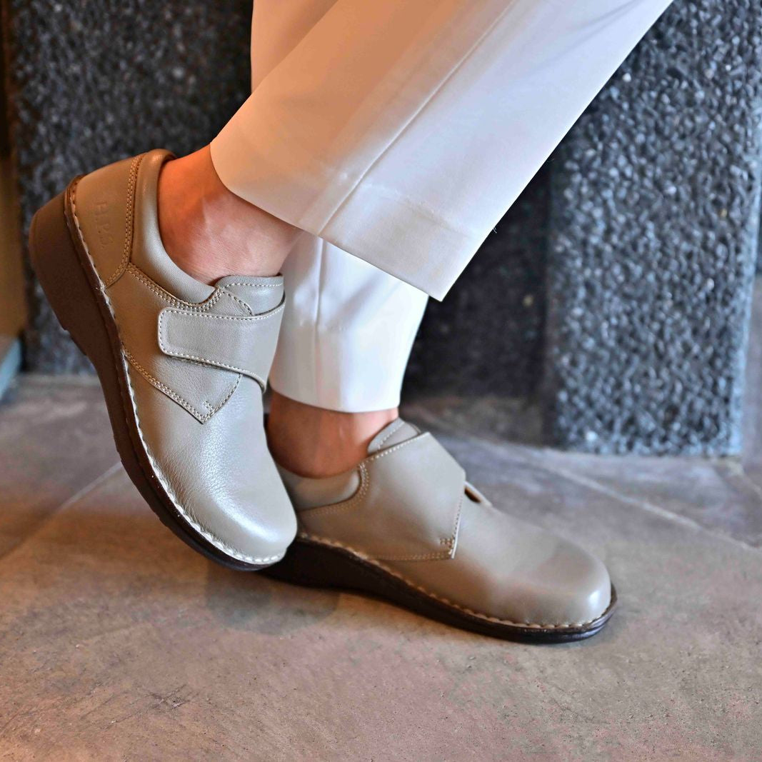 【ユニセックス】No.60812 定番ストラップシューズ（ブラック、キャメル、ダークブラウン、トープグレー）