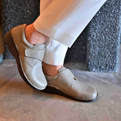 【ユニセックス】No.60812 定番ストラップシューズ（ブラック、キャメル、ダークブラウン、トープグレー）